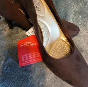Gorgeous Dexflex Comfort Chocolate Brown Suede Pumps